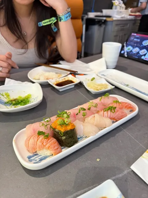 Chicago｜Amazing Conveyor Belt Sushi 🍱 Unlimited Sashimi Freedom!