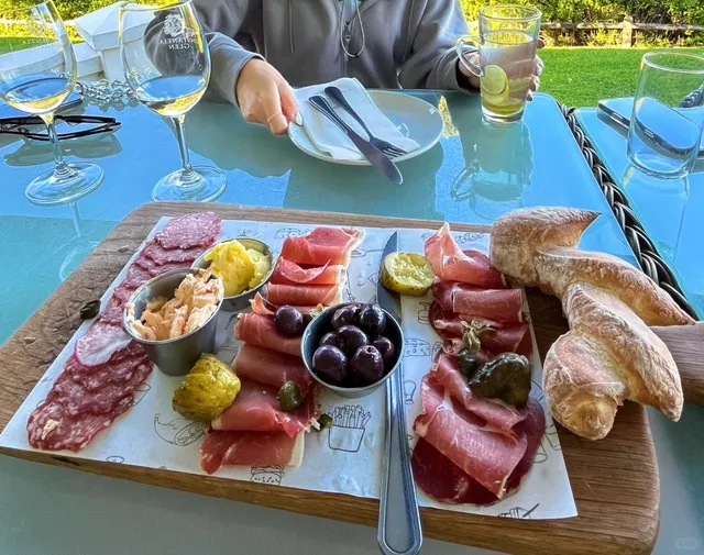 🇿🇦 Cape Town Winery Guide: Sip & Savor Between Mountains & Sea