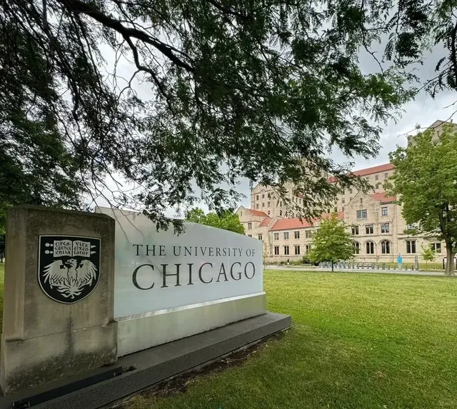 🎓✨ UChicago: Where Brains Meet Boldness! 🏆📚