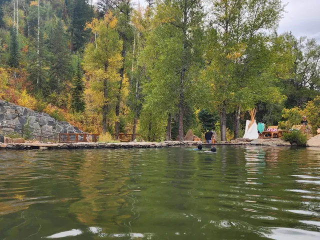 🇺🇸 Colorado’s Strawberry Hot Springs – A Natural Oasis! 🌲♨️