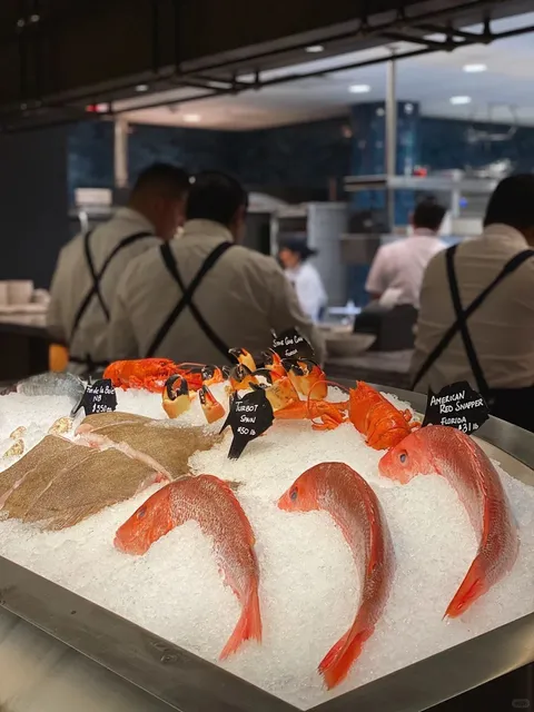 New York 🍎 The Seafood Spot Where You Can Enjoy a Whole Fish Raw