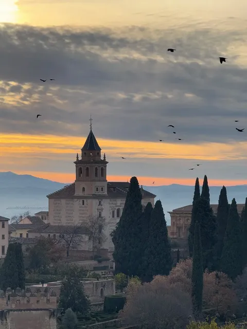 🎸 Granada Travel Guide: Eat, Stay & Play