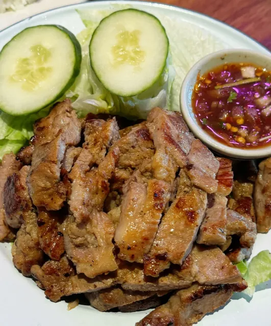 Boston 🇹🇭 Allston Thai food! Super delicious pig neck meat 🤤