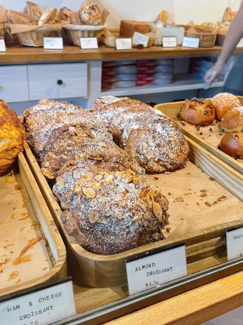 NYC 🍞｜Almond Croissant as Big as My Face! 🥐