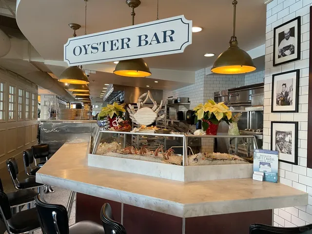 Milwaukee | A Stunning Lakeside Oyster Encounter 🦞🌊