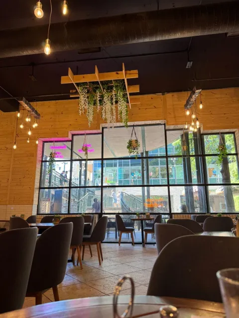 A Great Place to Grab a Bite! 🍳📍