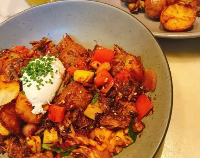 The Commoner: Your Go-To Spot in Pittsburgh! 🍳🍹