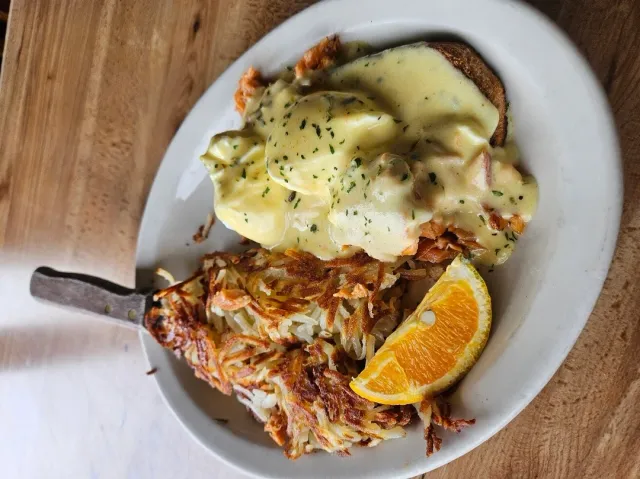 Scenic Views & A Unique Dining Experience! 🌅🍽️