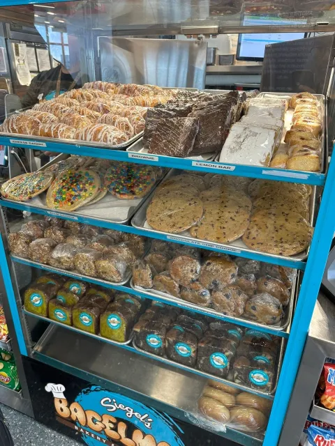 The Best Pastrami Sandwich at the Airport! 🥪✈️