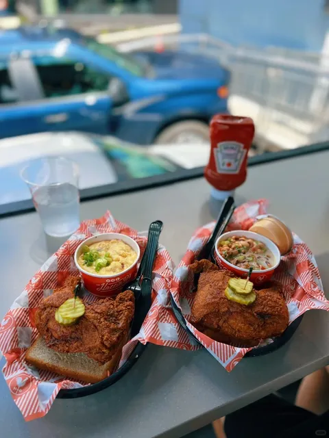  Nashville Must-Try: Hattie B‘s Hot Chicken 🍗
