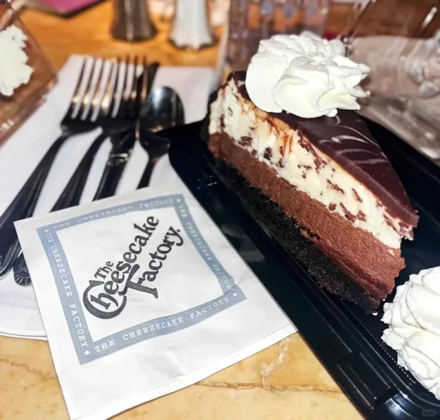 🍰 Cheesecake Factory in the US – A Must-Try Chain! 🎉