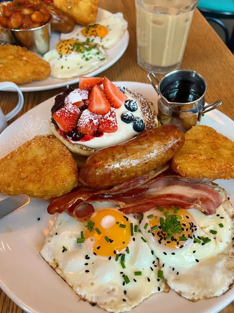 🇬🇧 Just discovered the most atmospheric brunch spot in London!😍