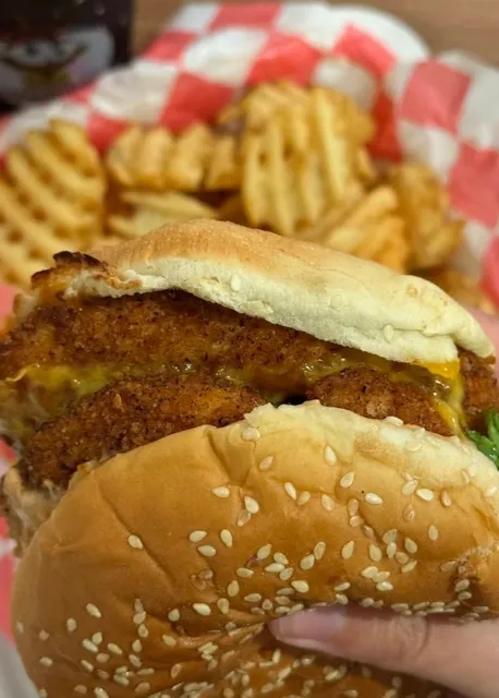 🍗 Mad Chicken - Minneapolis' Crave-Worthy Fried Chicken Fix! 🎯