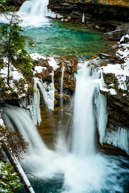 💧 Johnston Canyon in Winter: Ice Claws Required! 