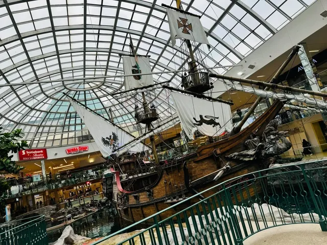 💦 West Edmonton Mall’s World Waterpark: 50% OFF SPLASH SALE! 🏨🎢