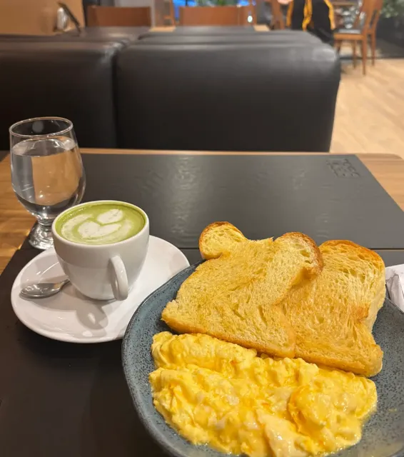 Sao Paulo 🇧🇷 Coffee Shop | Perfect for playing with your phone