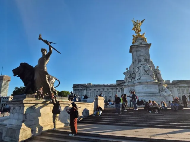 A Majestic Monument Before Buckingham Palace! 🏰✨👑