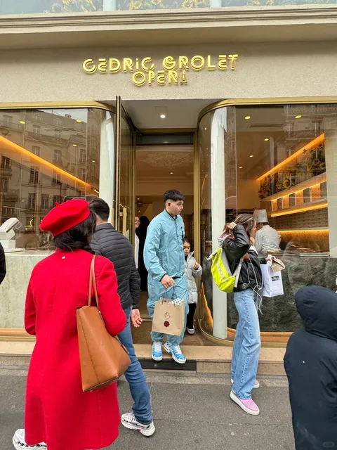 🇫🇷 Just had the BEST pastel de nata and cinnamon roll in Paris!