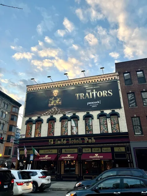 What to Eat Near the Cadillac Theatre in Chicago 🎭