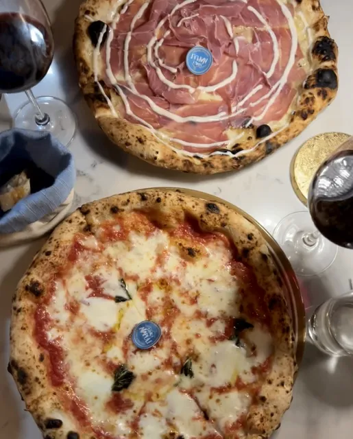 New York’s First Pizza Must Be Song’E Napule 🍕🌟