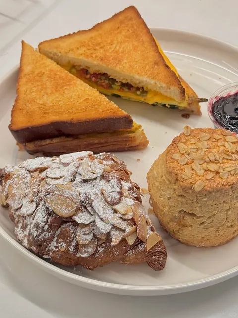 📍 Café Dear Leon · Baltimore