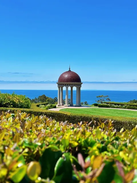 Pelican Hill’s Ocean View – Sip Coffee with a Sea Breeze ☕🌊  