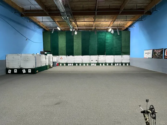Indoor Archery in Las Vegas: Aces & Arrows 🎯