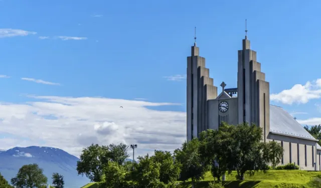 Iceland Travel | The Most Beautiful Stops Along the Ring Road 🏔