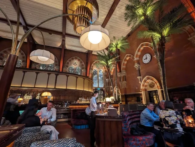 Cool Architecture, Delicious Food! 🌴🏛️