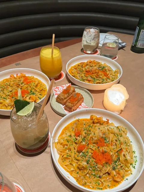 ​​Raw Kitchen Hall - Where Ambiance Steals the Show! 🩷​​