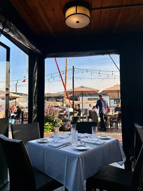 📍Rhode Island | 22 Bowen's Wine Bar