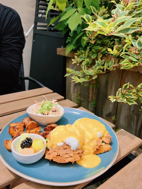 Brunch Alert! 🇨🇦 Summer = Patio Season at The Mission Eatery ☀️🍳  
