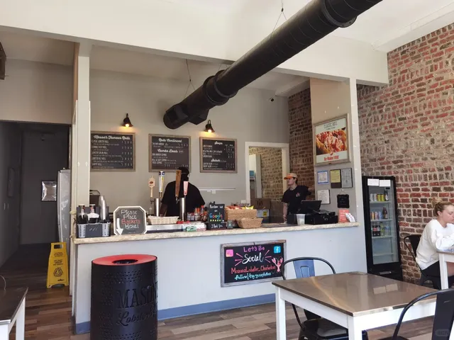 Mason’s Lobster Roll – A Hidden Gem in Charleston! 🦞