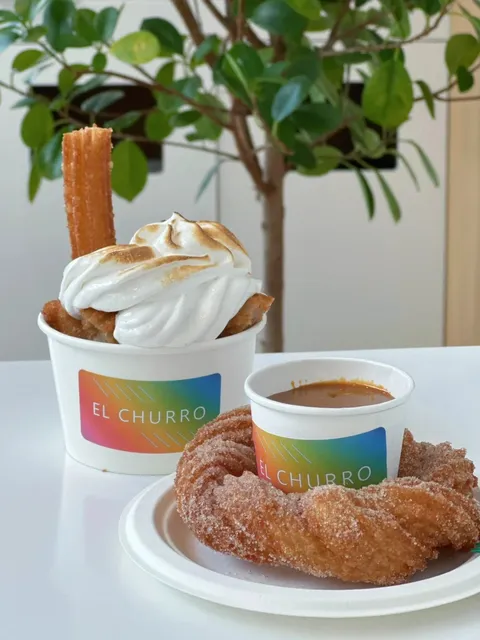 Freshly Fried Churros with Marshmallow Dip in New York! 🍔