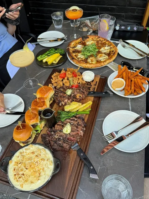 🇨🇦 4.8-rated Italian bar! An AMAZING patio that feels like Miami! 🌴