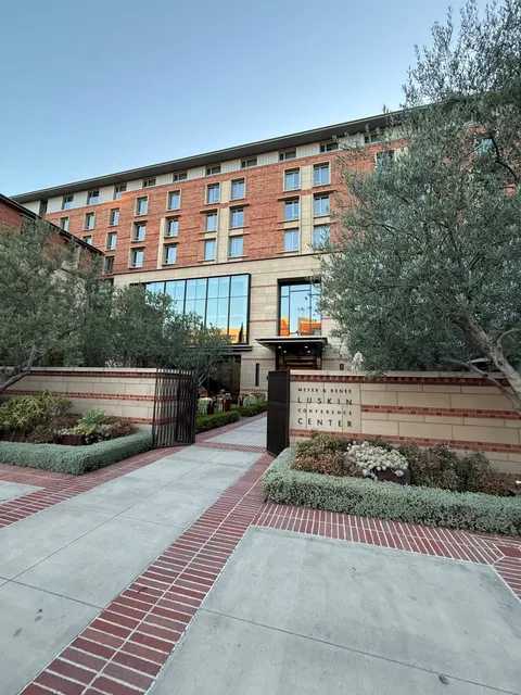 🇺🇸 What’s It Like Staying Inside UCLA? 🏫✨