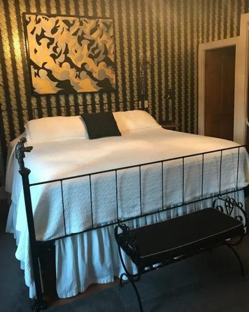 A Cozy Cottage by the Main Street!