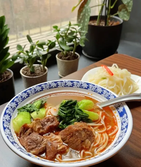 A bowl of beef noodles with 13 cuts