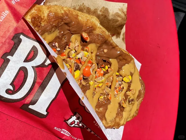 🇨🇦 Victoria's Hottest Dessert Spot | BeaverTails Are Just Too Cute!