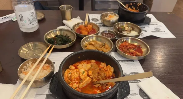 Kim Chi II Korean Restaurant: Savannah's Flavorful Korean Escape! 🥢✨