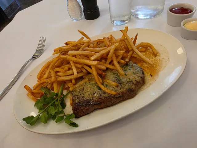 Try the French Onion Soup & Steak Frites! 🥩🍟💫
