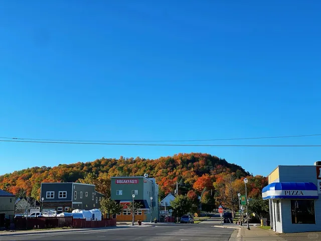 Northern Michigan Maple Leaf Viewing 2-Day Travel Guide