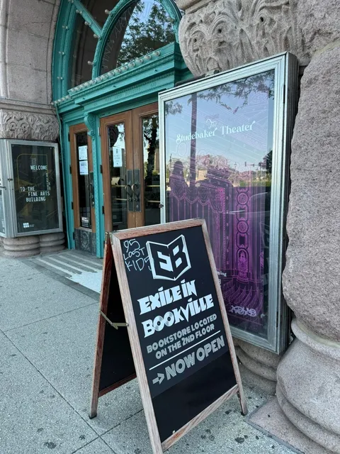 A Hidden Chicago Bookstore Nestled in a Century-Old Fine Arts Building