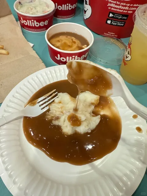 Everyone Eats Jollibee the Same Way? Share Your Style! 🍗