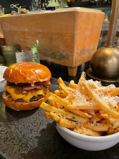 Newport 🏖️ | This Restaurant Was So Good, I Almost Ate the Menu 🫣💯