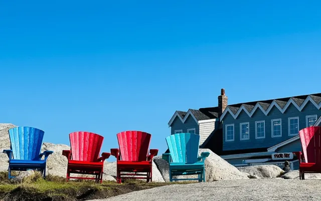 🦞 Peggy’s Cove & Lunenburg Food Guide – Lobster Chowder & Colorful Ch