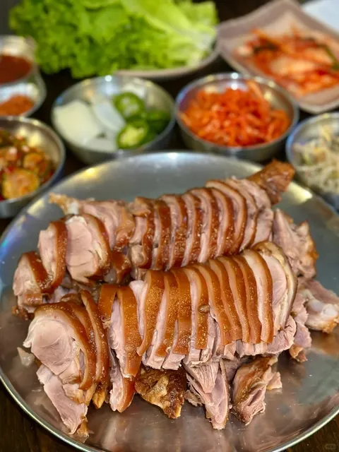 LA Ktown’s Legendary Braised Pork Hocks 🐷 So Tender & Delicious!!  