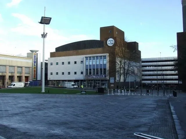 🇬🇧 More Hidden Gems in Luton (Part 2): Theatre, Church & Castle