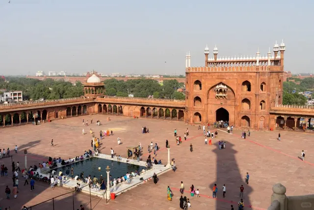  Jama Masjid: Where Grandeur Meets Reality