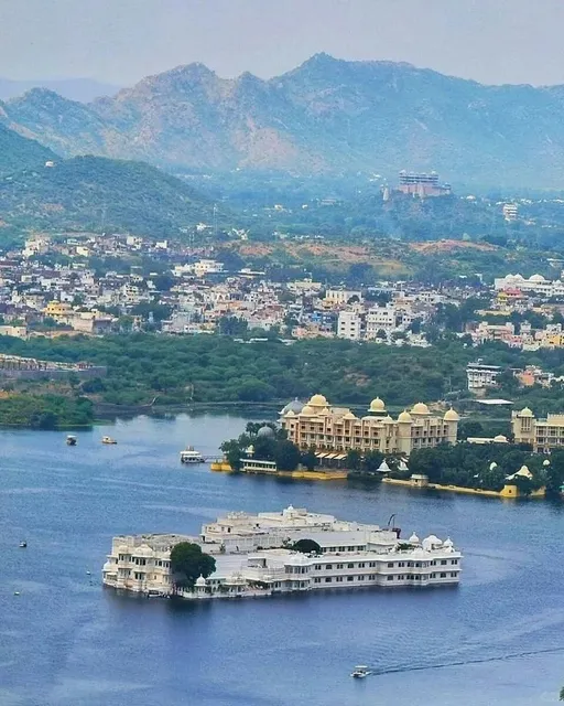  India Lake Palace